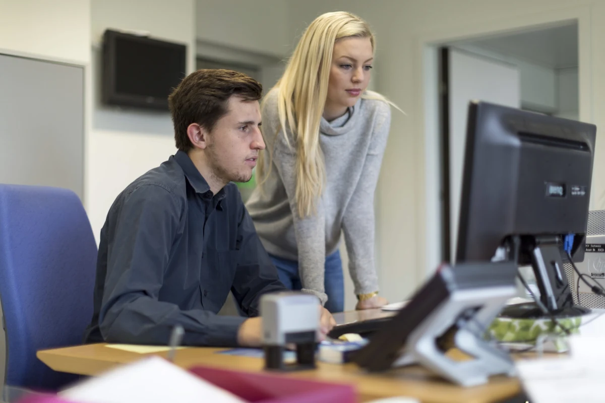 60 procent średnich i dużych polskich firm ma problem ze znalezieniem pracowników. Tak wynika z najnowszego raportu firmy analitycznej Grant Thornton. To najwyższy wynik w historii. Pierwszy raz przedsiębiorcy wskazują, że brak pracowników to większy problem nawet niż panująca u nas biurokracja.