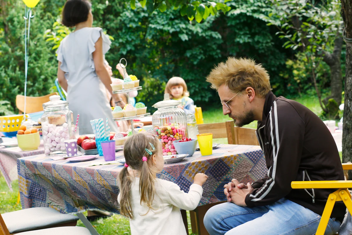 ​Trwają zdjęcia do filmu "Serce nie sługa", który zapowiadany jest jako jeden z najpiękniejszych polskich filmów o miłości. Dziś w Pałacu Szustra w Warszawie filmowcy kręcili scenę ślubu głównych bohaterów.