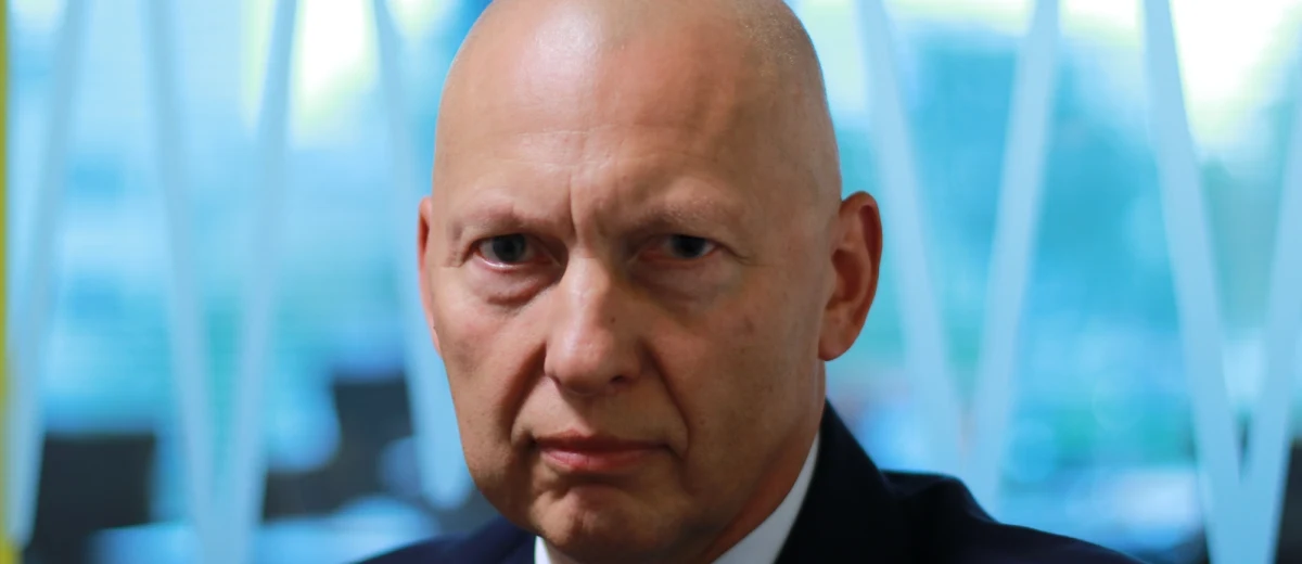 "Dla mnie ta sytuacja z formalnego punktu widzenia jest bardzo precyzyjna (…) - to zwierzchnik sił zbrojnych jest osobą, która inicjuje użycie sił zbrojnych (…), z tego punktu widzenia kwestia jest bardzo precyzyjna – przełożonym jest prezydent Rzeczpospolitej" - mówi w Popołudniowej rozmowie w RMF FM gen. Mirosław Różański. Gość Marcina Zaborskiego przyznaje, że w praktyce jest to mocno spolaryzowane. Zdaniem byłego dowódcy generalnego rodzajów sił zbrojnych korespondencja listowana między prezydentem a szefem MON jest "co najmniej nie na miejscu". "Pewne rozwiązania, które są proponowane, jak chociażby w zakończonym strategicznym przeglądzie obronnym, prowadzonym przez MON, wskazywanie trochę odmiennych kompetencji uważam, że jest przedwczesne i wskazuje, że chyba ktoś chce deprecjonować pozycję prezydenta" - twierdzi Różański. "Forma, w jakiej formie prowadzi się tę dyskusję - w pewnej części za pośrednictwem mediów - jest nie ma miejscu" - dodaje. "Dla kolegów, którzy oczekują na awanse na pewno była to sytuacja niekomfortowa, nawet powiedziałbym, że przykra" - tak gen. Różański komentuje wstrzymanie nominacji generalski planowanych na sierpień. "W perspektywie powinniśmy się zastanowić, czy nominacja generalska powinna być jedną z części jakiejś uroczystości. Oficerowie, podoficerowie jeżeli są wyznaczani na stanowiska, od razu są awansowani do należnego stopnia. Generałowie stali się swojego rodzaju zakładnikami - że muszą spełnić jakieś jeszcze dodatkowe oczekiwania przełożonych i wtedy znajdą się na tej liście do awansu lub nie" - zauważa gen. Różański. 