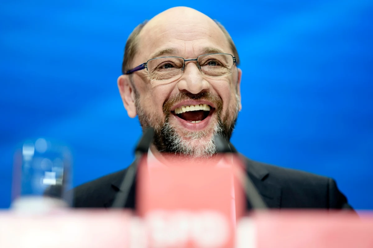 ​Na dwa tygodnie przed wyborami do Bundestagu kandydata SPD na kanclerza Martina Schulza pomimo niekorzystnych wyników w sondażach nie opuszcza dobry humor. Schulz powiedział w poniedziałek w Berlinie, że Angela Merkel może po wyborach dostać stanowisko w jego rządzie.
