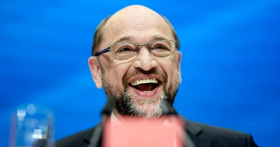 ​Na dwa tygodnie przed wyborami do Bundestagu kandydata SPD na kanclerza Martina Schulza pomimo niekorzystnych wyników w sondażach nie opuszcza dobry humor. Schulz powiedział w poniedziałek w Berlinie, że Angela Merkel może po wyborach dostać stanowisko w jego rządzie.