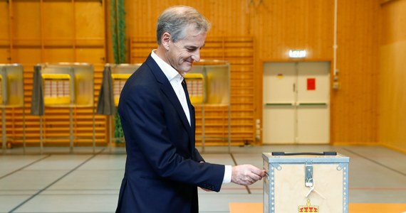 ​Pierwsze prognozy po zamknięciu lokali wyborczych w Norwegii wskazują na zwycięstwo obozu konserwatywnego w poniedziałkowych wyborach parlamentarnych, o ile dwóm małym partiom wspierającym koalicję rządzącą uda się przekroczyć próg wyborczy.