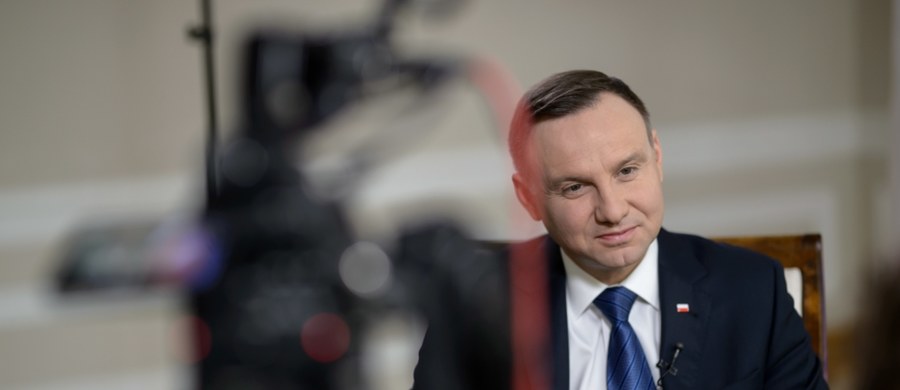 Od czasu zawetowania ustaw o Sądzie Najwyższym i Krajowej Radzie Sądownictwa popularność prezydenta Andrzeja Dudy idzie w górę - pisze "Rzeczpospolita". Jeśli Andrzejowi Dudzie uda się przekonać opinię publiczną, że w sprawie sądów wypracował rozwiązania kompromisowe, może liczyć na dalszy wzrost popularności - podkreśla dziennik. 