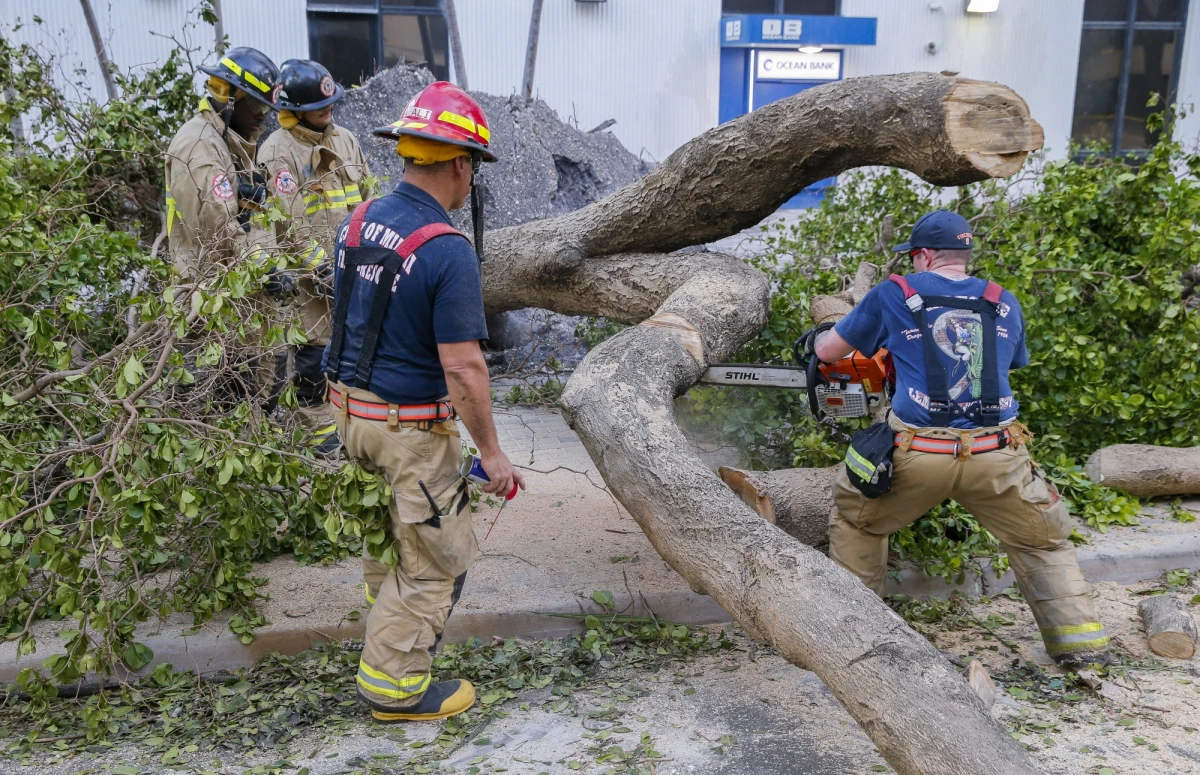 Po przejściu przez Florydę huragan Irma wyraźnie osłabł i przekształcił się w burzę tropikalną. Żywioł nadal jest jednak groźny i przesuwa się na północ. Spowodował już ofiary i zniszczenia w stanach Georgia i Karolina Południowa.