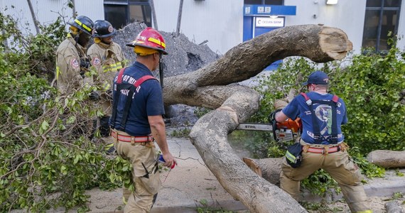 Po przejściu przez Florydę huragan Irma wyraźnie osłabł i przekształcił się w burzę tropikalną. Żywioł nadal jest jednak groźny i przesuwa się na północ. Spowodował już ofiary i zniszczenia w stanach Georgia i Karolina Południowa.