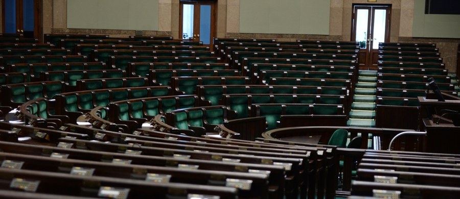 Dziś Sejm rozpoczyna czterodniowe posiedzenie - pierwsze po wakacyjnej przerwie. Posłowie wysłuchają informacji rządu o działaniach wz. nawałnicami, które w sierpniu przeszły nad Polską. Zajmą się też projektami ustaw: o modernizacji i finansowaniu sił zbrojnych i o statusie sędziów TK.