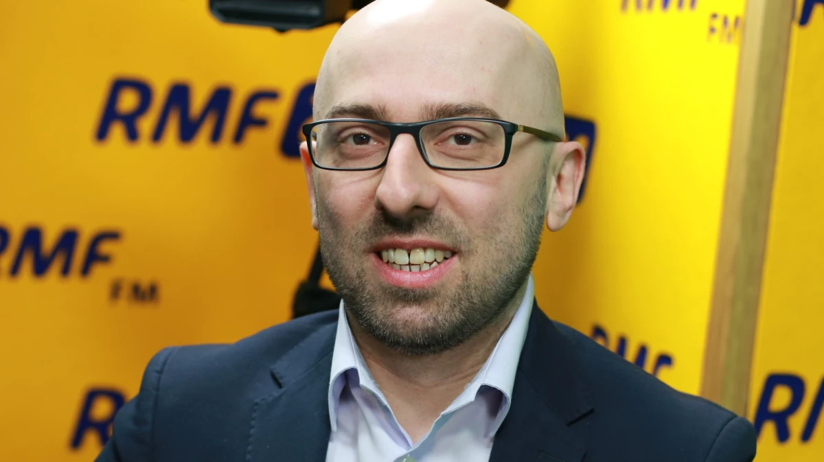 "Nie może być końca czegoś, czego nie było. Skoro nie było wojny, nie było konfliktu to nie można mówić o końcu czegoś, czego nie było" - stwierdził w Porannej rozmowie w RMF FM rzecznik prezydenta, Krzysztof Łapiński pytany o konflikt na linii prezydent - rząd. "Nigdy nie występowałem z jakimiś złośliwościami wobec pani premier. Dementowałem pogłoski, jakoby prezydent Andrzej Duda zażądał dymisji ministra obrony Antoniego Macierewicza" -  zapewnił Łapiński. Tłumaczył w ten sposób swoje słowa sprzed kilku dni - zadeklarował wtedy, że "Jeśli prezydent miałby oczekiwania co do zmian w składzie Rady Ministrów, to na pewno by je wyraził prezesowi PiS Jarosławowi Kaczyńskiemu". Pytany o spotkanie Andrzeja Dudy z Jarosławem Kaczyńskim rzecznik prezydenta podkreślił, że "piątkowa rozmowa była bardzo dobra, w dobrej atmosferze. Żadne kwestie personalne dot. jakichś dymisji, powołań nie były omawiane". Co z prezydenckimi projektami ustaw dot. sądownictwa? "Są na ukończeniu. Prezydent je przedstawi pewnie po 20 września" - zadeklarował Łapiński. "Trwają prace prezydenckich prawników. Jak będą projekty gotowe, będą upublicznione i ministerstwo sprawiedliwości będzie mogło się do nich odnieść, w jakiś sposób ocenić" - dodał. "Prezydent oczekuje, że prawnicy napiszą w spokoju te ustawy, że nie będzie żadnych przecieków na zewnątrz. Jak będą ustawy napisane to będzie etap szerokich konsultacji" - podkreślił. 