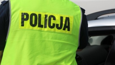 Atak na policjantów w Łodzi. Jedna osoba zatrzymana, trwają poszukiwania kolejnych