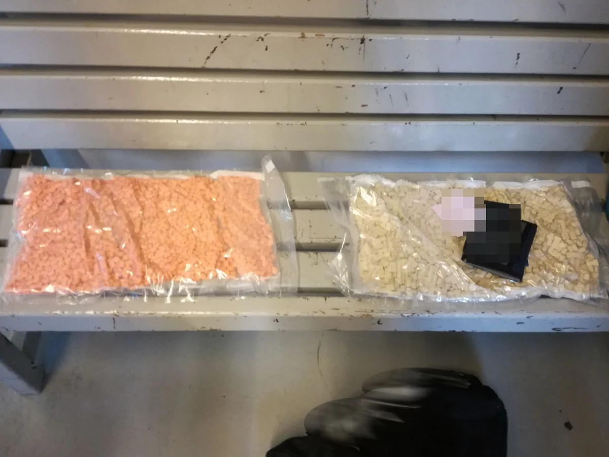 Ponad 4 tysiące tabletek ecstasy wartych około 40 tysięcy złotych zabezpieczyli na Dolnym Śląsku policjanci opolskiego CBŚP. Hermetycznie spakowane narkotyki wszyte były w specjalnie przygotowane schowki w bluzie, którą w bagażu przewoził Przemysław K. Zatrzymany 23-letni mężczyzna usłyszał zarzut uczestniczenia w obrocie znaczną ilością środków odurzających i trafił na 3 miesiące do aresztu. 