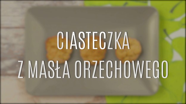 Masło orzechowe to słodka przyjemność, która należy do najzdrowszych - wszystko dlatego, że składa się wyłącznie z... orzeszków! Idealnie sprawdza się nie tylko jako smarowidło do kanapek, ale też jako prosty dodatek do ciast czy deserów. Z masła orzechowego można przygotować również delikatne, przepyszne ciasteczka. Robi się je dosłownie w parę chwil - zobaczcie, jakie to proste!