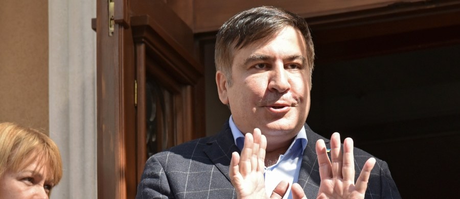 Przedstawiciele Straży Granicznej Ukrainy weszli do hotelu we Lwowie, gdzie zatrzymał się pozbawiony ukraińskiego obywatelstwa były prezydent Gruzji Micheił Saakaszwili i wręczyli mu protokół administracyjny o nielegalnym przekroczeniu granicy państwa.