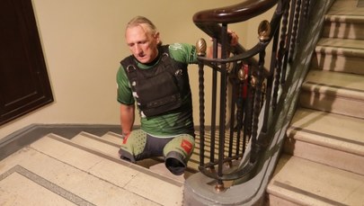 Sportowiec z amputowanymi nogami pokonał na rękach 30 pięter w obie strony