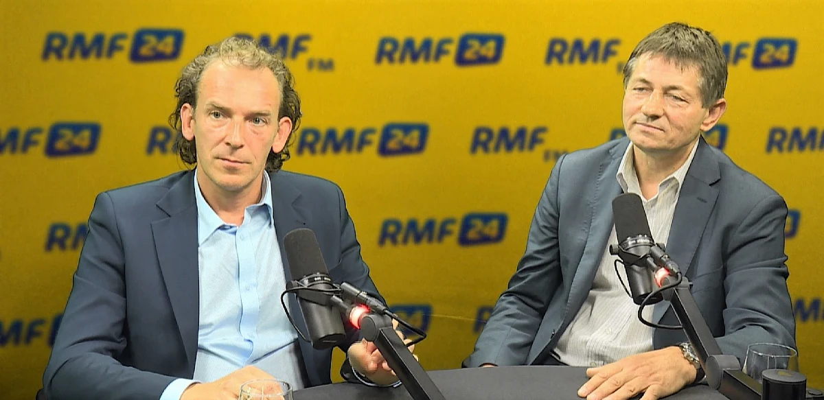 "Pomoc, która do nas nadchodziła, była zbyt późna i niewystarczająca" - tak w Popołudniowej rozmowie w RMF FM mówi wicestarosta chojnicki Marek Szczepański. Między innymi te tereny są dotknięte skutkami sierpniowej nawałnicy, która przeszła nad Borami Tucholskimi. "Dzisiaj również pomoc, która napływa, nie jest koordynowana, jest dużo niejasności. Mamy miesiąc po nawałnicy, wydaje się, że większość zburzonych mieszkań powinna być remontowana, natomiast procedury hamują tę szybkość" - mówi gość Marcina Zaborskiego. "Rządzący nie może się od nas odwracać i mówić, że teraz samorządowcy powinni sobie teraz z tym wszystkim poradzić" - podkreśla wicestarosta. "Boli mnie przerzucanie odpowiedzialności na samorządy, bo procedury, które są jeżeli chodzi o szkody, ustalają nie samorządowcy, lecz rząd" - tłumaczy. "Pomoc rządowa jest znacząca, ale w przypadku gminy Chojnice już teraz wiemy, że ta pomoc sięgnie poziomu ok. 1/3 strat poniesionych w wyniku nawałnicy" - ocenia natomiast drugi gość Popołudniowej rozmowy w RMF FM, wójt gminy Chojnice Zbigniew Szczepański.