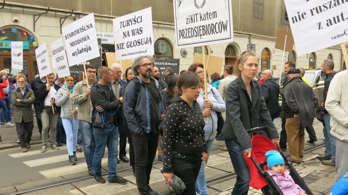 Ponad 100 osób protestowało przeciwko likwidacji miejsc parkingowych w Krakowie. Ich zdaniem uderzy to w mieszkańców, którzy nie będą mieli gdzie zostawić swoich samochodów oraz w handel.
