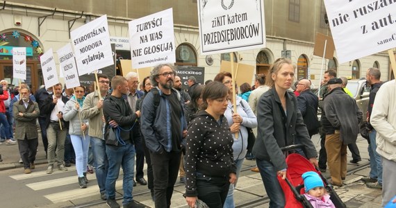 Ponad 100 osób protestowało przeciwko likwidacji miejsc parkingowych w Krakowie. Ich zdaniem uderzy to w mieszkańców, którzy nie będą mieli gdzie zostawić swoich samochodów oraz w handel.