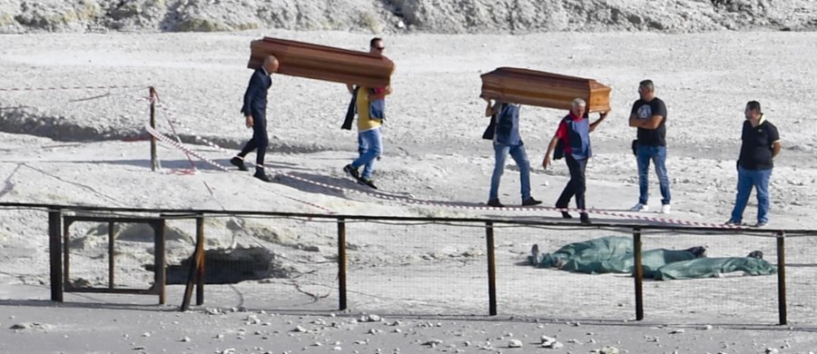 Tragiczny wypadek w pobliżu włoskiego Neapolu. Do krateru wulkanu Solfatara wpadł 11-letni chłopiec i jego rodzice. Cała trójka zginęła. Dramat rozegrał się na oczach 7-letniego syna małżeństwa. 