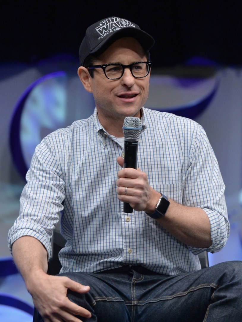 J.J. Abrams wyreżyseruje "Gwiezdne wojny. Epizod IX" ogłosił Disney. Zastąpił zwolnionego Colina Trevorrowa. Studio przesunęło także datę premiery filmu - z maja 2019 roku na 20 grudnia.