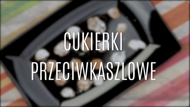 Kaszel to przykra przypadłość, która dotyka w końcu niemal każdego z nas - i to bez względu na porę roku. Przeziębione gardło czy przesuszenie ściany gardła wywołuje nieprzyjemne uczucie suchości, pieczenia i drapania. To tyleż bolesne, co irytujące w codziennym życiu - długotrwały kaszel utrudnia prawidłowe oddychanie i mówienie. Dlatego warto stosować domowe cukierki przeciwkaszlowe, który każdy z nas może zrobić dosłownie w parę chwil! Zobaczcie nasz przepis na domowe cukierki przeciwkaszlowe!