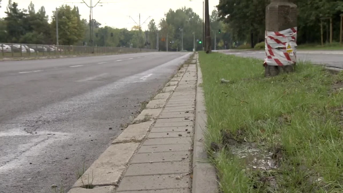 Policja zabezpieczyła kilka samochodów z których mogły korzystać osoby związane ze sprawą ataku na funkcjonariuszy z Łodzi, do którego doszło w ostatni poniedziałek około godziny 21:30. W autach znaleziono m.in. kije bejsbolowe, czy pręty. Być może dzięki temu łatwiej będzie zidentyfikować osoby, które mogły uczestniczyć w napaści.  