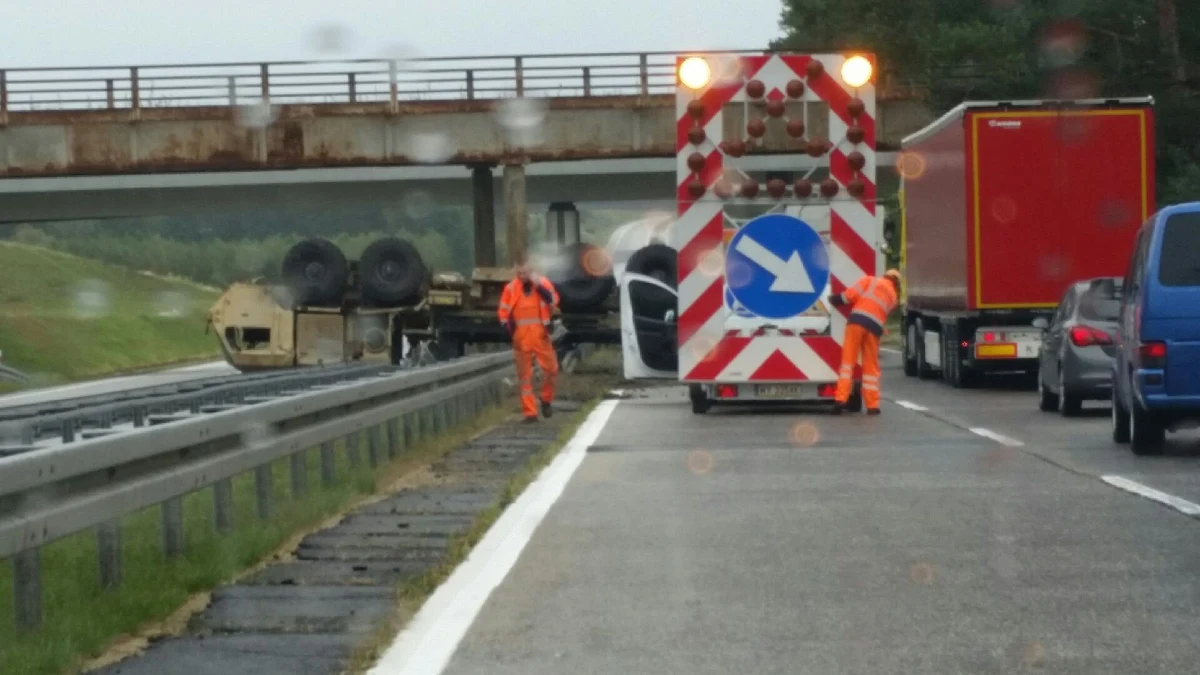 Ciężarówka stacjonujących w Polsce wojsk amerykańskich dachowała na lubuskim odcinku drogi A18. Do wypadku doszło na zjeździe do Świętoszowa. 
