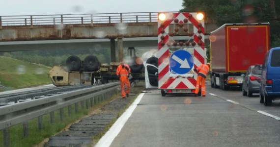 Ciężarówka stacjonujących w Polsce wojsk amerykańskich dachowała na lubuskim odcinku drogi A18. Do wypadku doszło na zjeździe do Świętoszowa. 