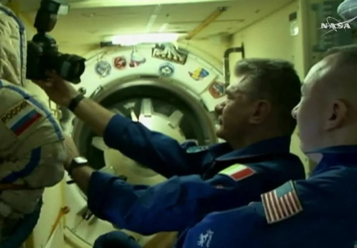 Załoga statku kosmicznego Sojuz umie sobie zorganizować czas nawet w kosmosie. Kiedy trzej nowi członkowie załogi docierali do śluzy powietrznej na Międzynarodowej Stacji Kosmicznej, czekający na nich pozostali astronauci robili sobie zdjęcia, uwieczniając swoją obecność w kosmosie z pomocą samowyzwalacza.