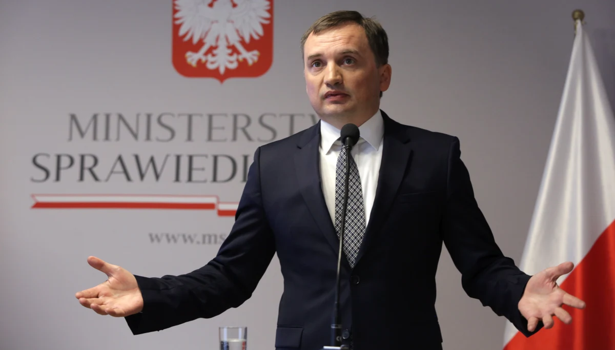 Ruszyła karuzela kadrowa w sądownictwie. Jak ustalił dziennikarz RMF FM Tomasz Skory, wczoraj minister sprawiedliwości odwołał przed upływem kadencji trzy wiceprezes Sądu Okręgowego w Warszawie - największego sądu w Polsce. Wraz z mianowaniem w poniedziałek nowego prezesa oznacza to wymianę zdecydowanej większości kierownictwa sądu. W związku z okolicznościami tego odwołania z funkcji zrezygnowała również rzecznik sądu.