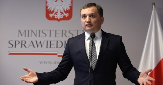 Ruszyła karuzela kadrowa w sądownictwie. Jak ustalił dziennikarz RMF FM Tomasz Skory, wczoraj minister sprawiedliwości odwołał przed upływem kadencji trzy wiceprezes Sądu Okręgowego w Warszawie - największego sądu w Polsce. Wraz z mianowaniem w poniedziałek nowego prezesa oznacza to wymianę zdecydowanej większości kierownictwa sądu. W związku z okolicznościami tego odwołania z funkcji zrezygnowała również rzecznik sądu.