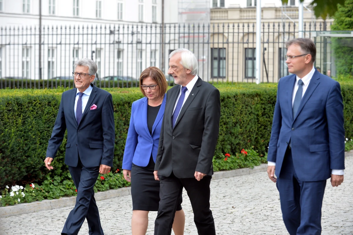 Delegacje PiS, PO, Kukiz'15, Nowoczesnej i PSL spotkały się z prezydentem ws. ustaw o sądownictwie. "Rozmawialiśmy o szczegółowych rozwiązaniach" - tak szef klubu PiS Ryszard Terlecki mówił po rozmowie z Andrzejem Dudą. Szczegółów tych rozwiązań wicemarszałek Sejmu jednak nie zdradził. "Pan prezydent zapewnił nas, że gwarantuje jakość pracy legislacyjnej w Sejmie. Jeśli tak się nie stanie - jest gotowy ponownie użyć weta" - mówili z kolei po spotkaniu politycy PO. Większość założeń prezydenckich ustaw o sądach popiera Kukiz'15. "Są o wiele lepsze niż nieszczęsne propozycje PiS-u" - tak mówili politycy tego ugrupowania po rozmowie z Dudą. Pytana o spotkanie Katarzyna Lubnauer z Nowoczesnej skomentowała w Popołudniowej rozmowie w RMF FM: "Nie spodziewałam się cudów, więc nie jestem rozczarowana, ale mimo wszystko z niepokojem patrzę w przyszłość". "Uważamy, że spotkanie z panem prezydentem to początek konsultacji społecznych" - podkreślał z kolei Władysław Kosiniak-Kamysz z PSL.