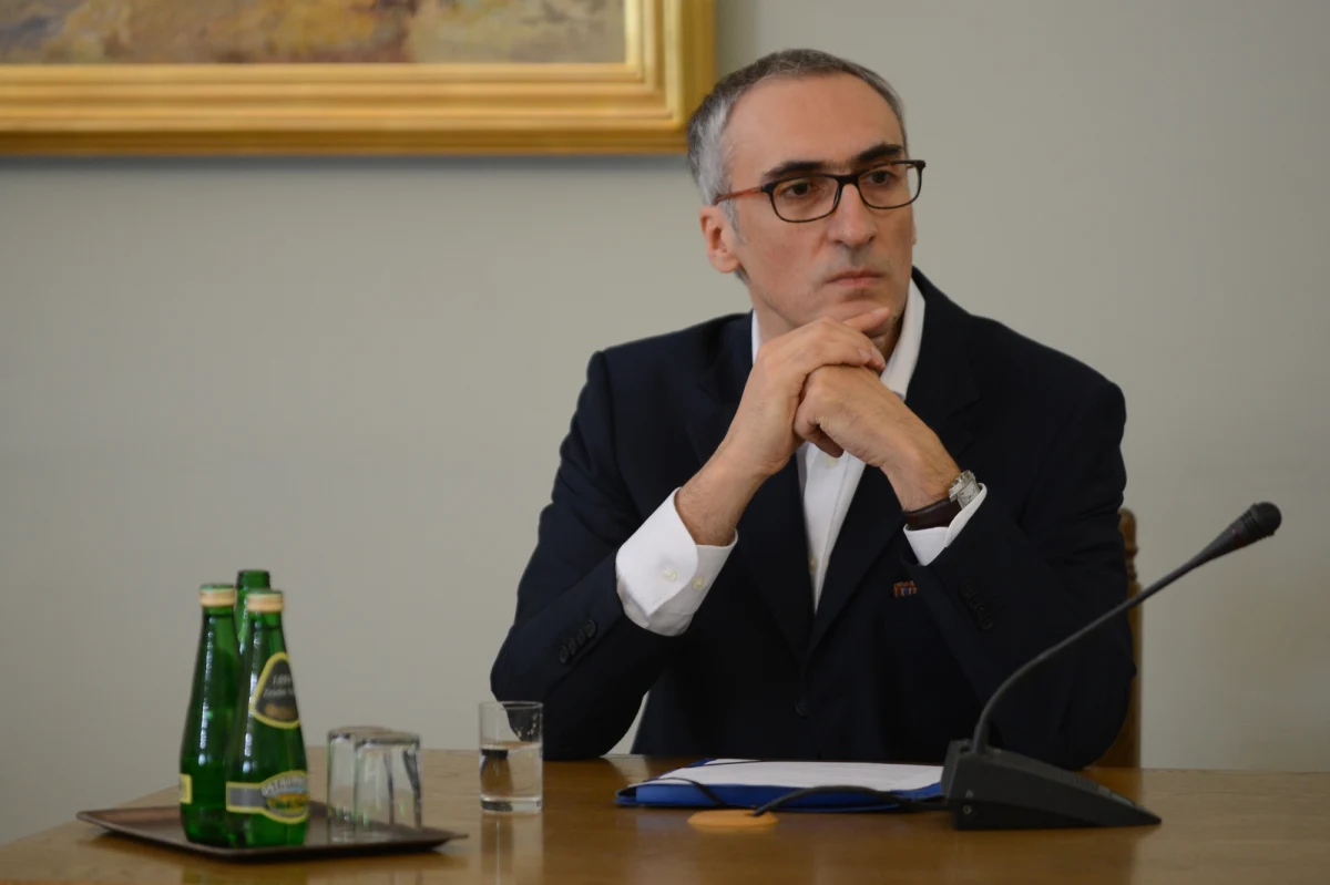 "Uważam współpracę z Amber Gold za błąd na mojej drodze zawodowej, wykazałem się brakiem czujności" - zeznał przed komisją śledczą Emil Marat. Podczas jego przesłuchania wyszły na jaw rozbieżności w stenogramach z podsłuchów szefa Amber Gold Marcina P.