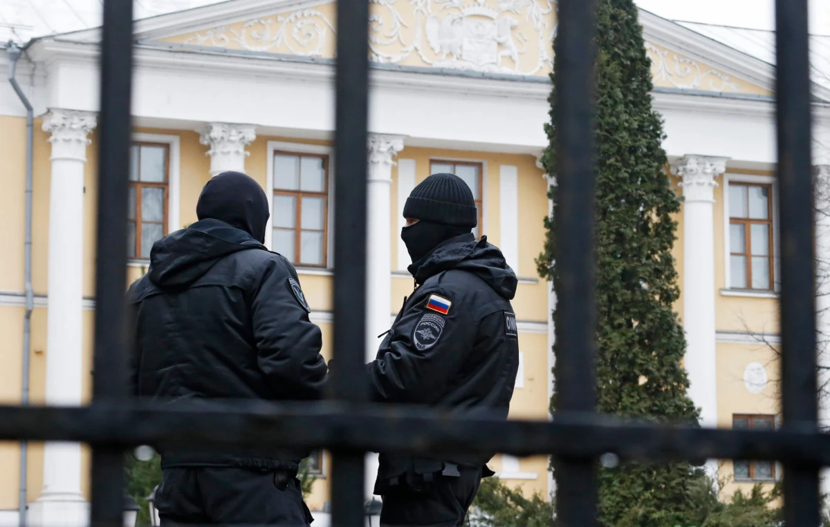 Ponad 50 tys. osób ewakuowano w Moskwie po serii fałszywych alarmów bombowych. W ciągu kilku godzin było tam ok. 100 anonimowych zgłoszeń. Fala doniesień o podłożonych ładunkach wybuchowych przetacza się już czwarty dzień przez największe miasta Rosji.