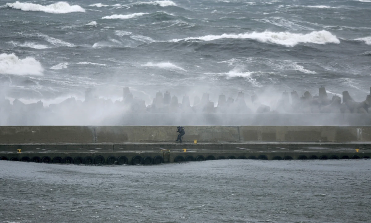 Z powodu złych warunków atmosferycznych na Bałtyku wstrzymano wyjścia z portów promów Unity Line oraz Polferries. Synoptycy zapowiadają wystąpienie nad morzem silnego wiatru sięgającego w porywach do 90 km/h.