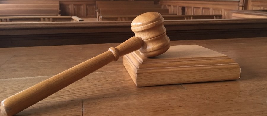 ​Przed Sądem Krajowym w Berlinie rozpoczął się proces dwóch Polaków oskarżonych o zamordowanie 47-letniego muzyka Jima Reevesa. Do zbrodni doszło w lutym 2016 roku w jednym z berlińskich hosteli. Zdaniem prokuratury motywem zbrodni była homofobia.