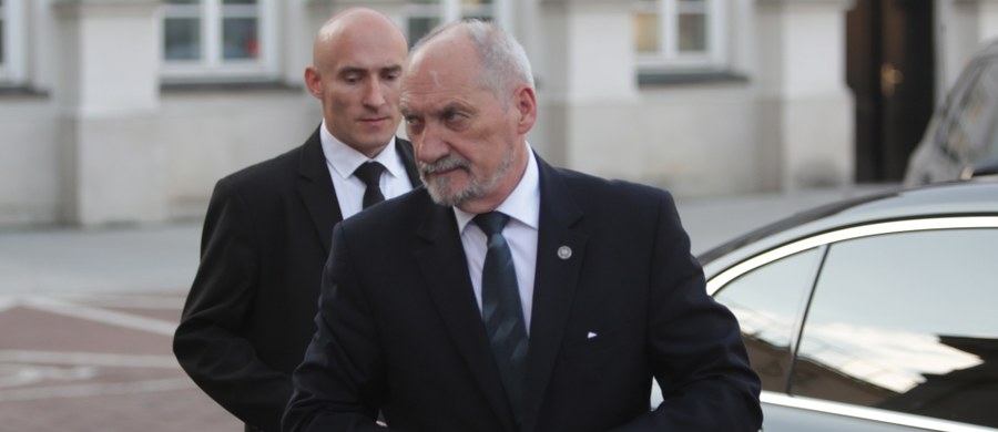 ​Minister obrony narodowej Antoni Macierewicz przebywał w środę z wizytą we Francji. Tematem rozmowy z min. Parly były - jak informował wcześniej wiceszef MON Michał Dworczyk - plany zakupów francuskiego uzbrojenia dla polskich sił zbrojnych, zwłaszcza okrętów podwodnych.