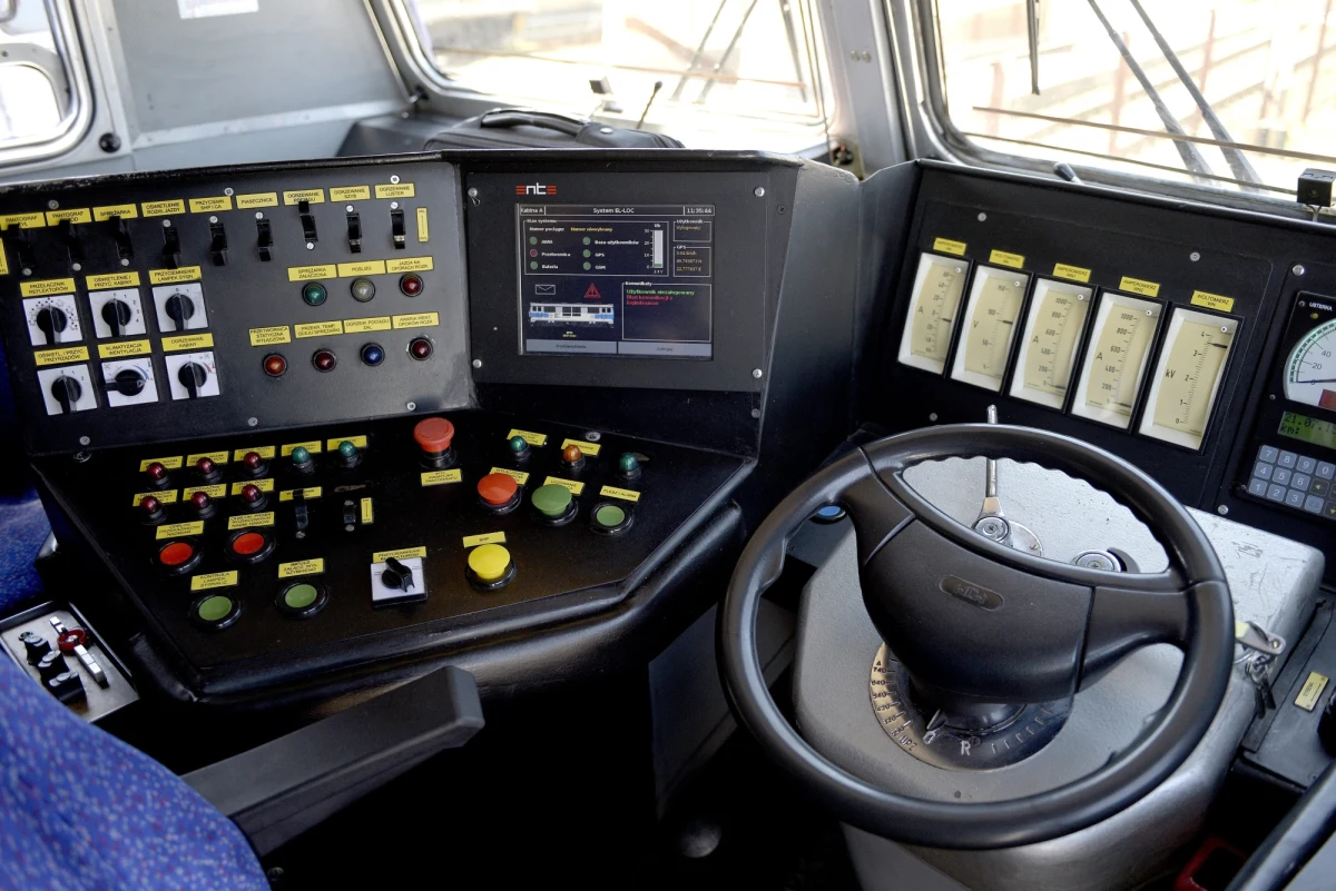 35-latek w Legionowie na Mazowszu o godzinie 4:20 wszedł do lokomotywy stojącej na stacji kolejowej. Mężczyzna zastraszył maszynistę i kazał mu ruszyć. 