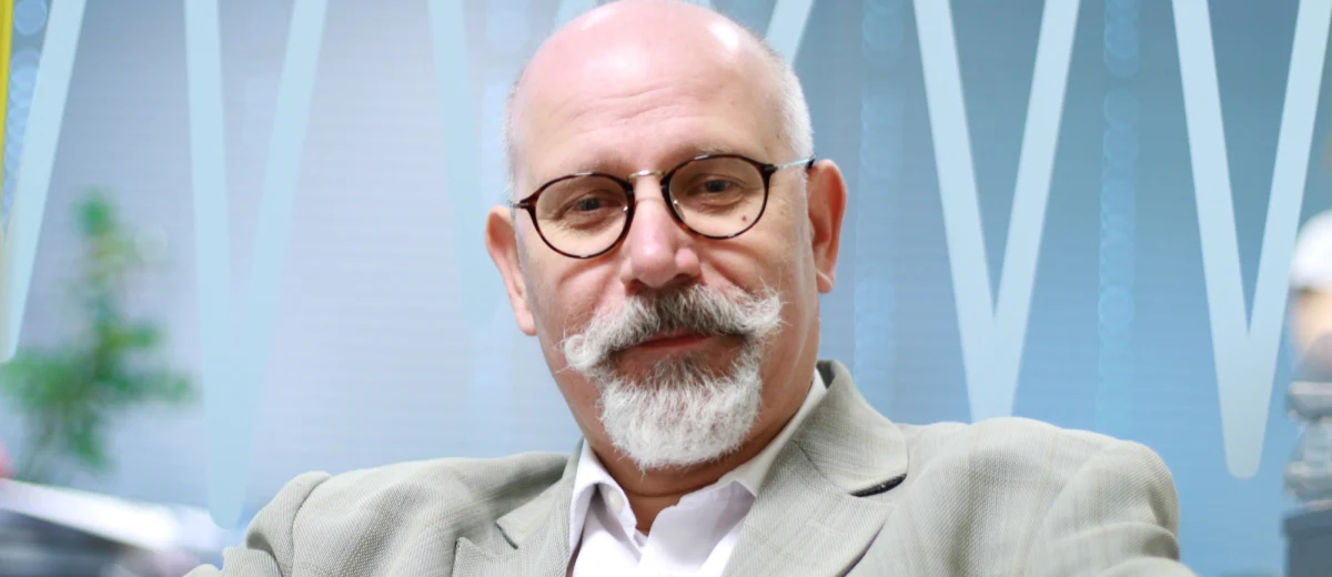 "To żadna propaganda partyjna! To informowanie obywateli o tym, jak wygląda sytuacja i dlaczego ją trzeba zmienić" - powiedział w Porannej rozmowie w RMF FM Maciej Świrski odnosząc się do kampanii billboardowej informującej o reformie sądownictwa. Wiceprezes Polskiej Fundacji Narodowej w rozmowie z Robertem Mazurkiem dodał: "Wizerunek Polski, na skutek nieodpowiedzialnych działań pewnych mediów, został poderwany także w oczach obywateli. (...) Mówi się o Polsce jako o kraju niepraworządnym, w którym na przykład sędziowie mają być poddani władzy wykonawczej, co jest oczywistą nieprawdą. Trzeba się temu przeciwstawić". Jak podkreślił Świrski, ta akcja, jest cześcią szerszego planu. "To jest jeden z elementów wielkiej, globalnej kampanii" - powiedział wiceprezes PFN. Dodał również, że kampania będzie kosztować niecałe 10 mln zł, a nie jak informowano w mediach 19 mln zł. "To prawie tyle samo, co kampania Andrzeja Dudy" - zauważył gospodarz rozmowy Robert Mazurek. "Bardzo dobrze. Polska jest równie ważna jak prezydent" - odpowiedział Świrski. 