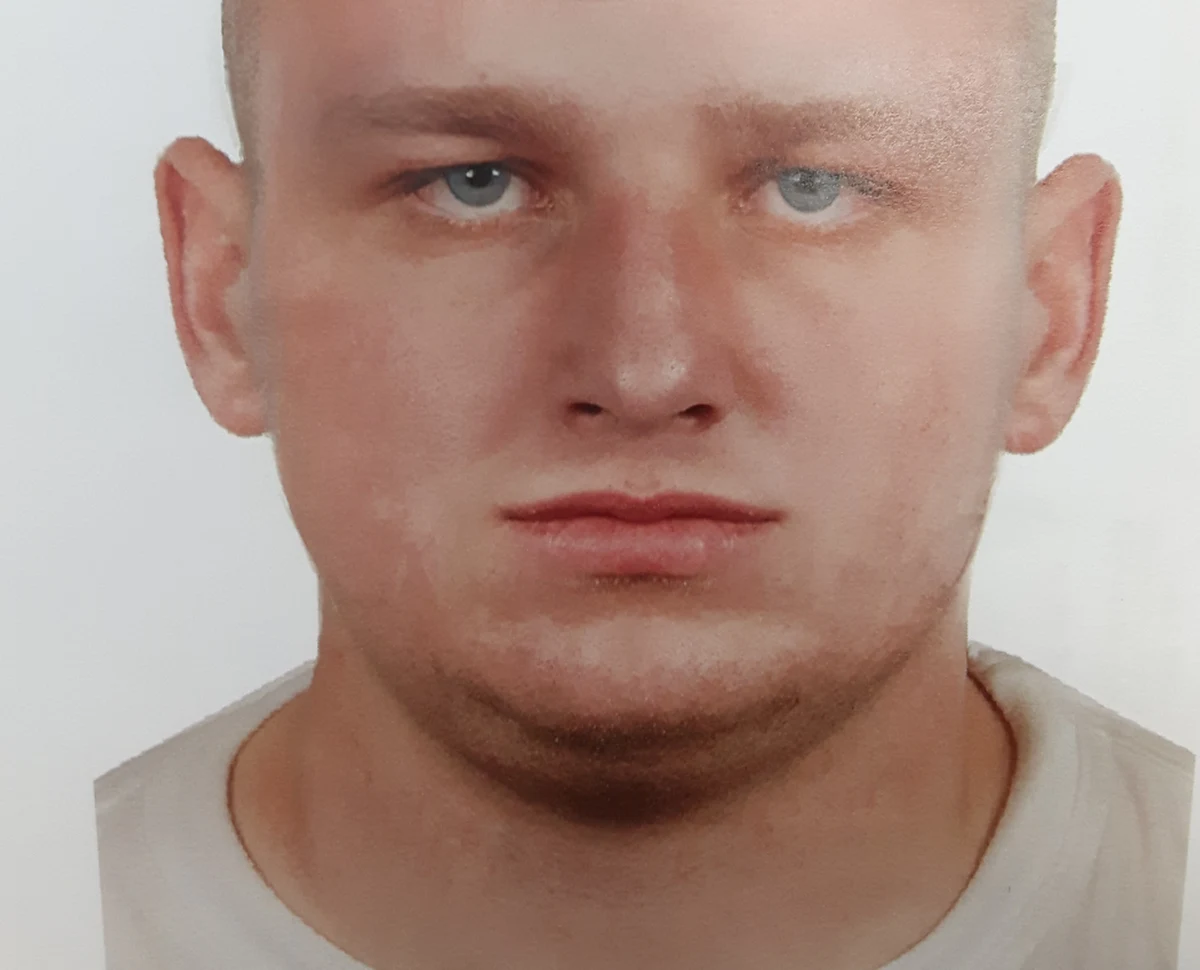 Policjanci z Piekar Śląskich opublikowali portret pamięciowy mężczyzny, który w czerwcu napadł na młodą kobietę. Funkcjonariusze proszą o kontakt wszystkich, którzy rozpoznają napastnika. 