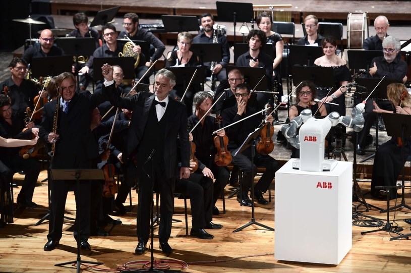 Światowej sławy tenor Andrea Bocelli zaśpiewał w Pizie we Włoszech na koncercie z towarzyszeniem orkiestry, którą dyrygował robot. Technologiczny "Maestro" nazywa się YuMi i ma szaro-białe zginające się ręce; w prawej trzyma prawdziwą batutę.