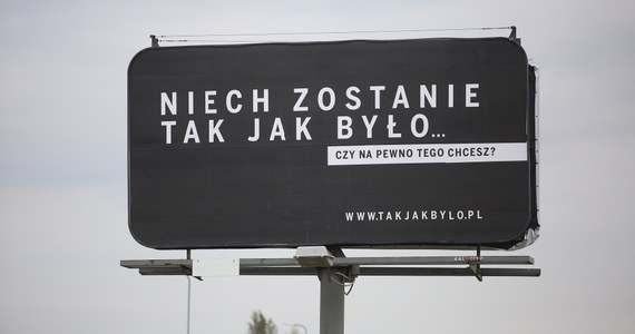 "To jest kampania, którą prowadzi Polska Fundacja Narodowa, oczywiście na zlecenie rządu" - przyznał wicemarszałek Sejmu Ryszard Terlecki, pytany w czasie konferencji prasowej o kontrowersyjną akcję billboardową "Sprawiedliwe sądy". To pierwsza taka wypowiedź polityka Prawa i Sprawiedliwości. Wcześniej przedstawiciele tej partii przekonywali, że rząd nie ma z kampanią Polskiej Fundacji Narodowej nic wspólnego.