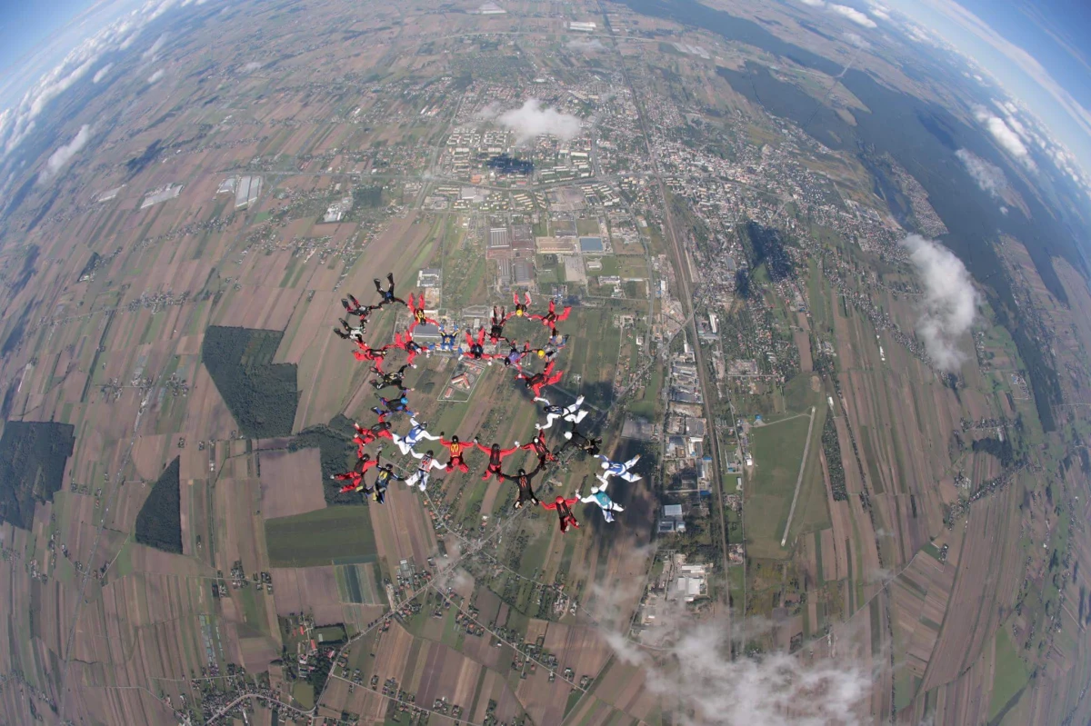 "Na strefie spadochronowej Sky Force w Piotrkowie Trybunalskim odbyła się wczoraj próba ustanowienia Sekwencyjnego Rekordu Polski 30 way. Udało się go zrobić w trzecim skoku. Zrobiliśmy dwa punkty" - mówi w rozmowie z RMF FM Witold Kielerz, organizator rekordu. W przedsięwzięciu wzięło udział 30 spadochroniarzy, dwóch kamerzystów, a skoki wykonywane były z dwóch samolotów lecących w szyku.