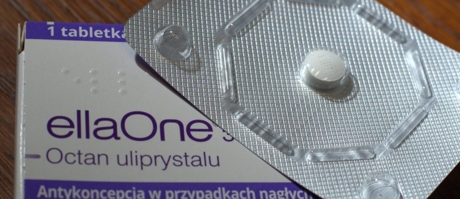 Tabletka wczesnoporonna ”ellaOne” wzbudza w ostatnim czasie dużo kontrowersji. Od niedawna środek jest dostępny na receptę, którą może wypisać tylko ginekolog. Czy środek jest bezpieczny dla zdrowia kobiet? Poznaj opinię naszego eksperta.