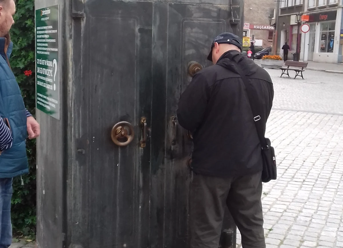 ​Kasiarz poszukiwany! Na otwarcie czeka blisko pięciotonowy sejf, który prawdopodobnie ma ponad sto lat. Pancerną szafę odnaleziono w Dzierżoniowie na Dolnym Śląsku w czasie remontu miejscowego dworca. Obok niego stał drugi, mniejszy sejf. Czterotonowa skrytka była jednak otwarta i w jej wnętrzu nic nie znaleziono. Większy sejf, który wciąż jest zamknięty, stoi obecnie na dzierżoniowskim rynku i czeka na osobę, której uda się wprowadzić odpowiednią kombinację otwierającą zamek.