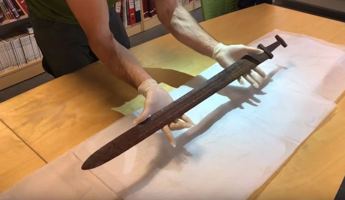 Zachowany w idealnym stanie miecz z czasów Wikingów został znaleziony kilka tygodni temu przez myśliwych w górach na północ od Oslo. Zaskakujący jest nie tylko jego idealny stan, ale też miejsce odnalezienia w górach na całkowitym odludziu.  