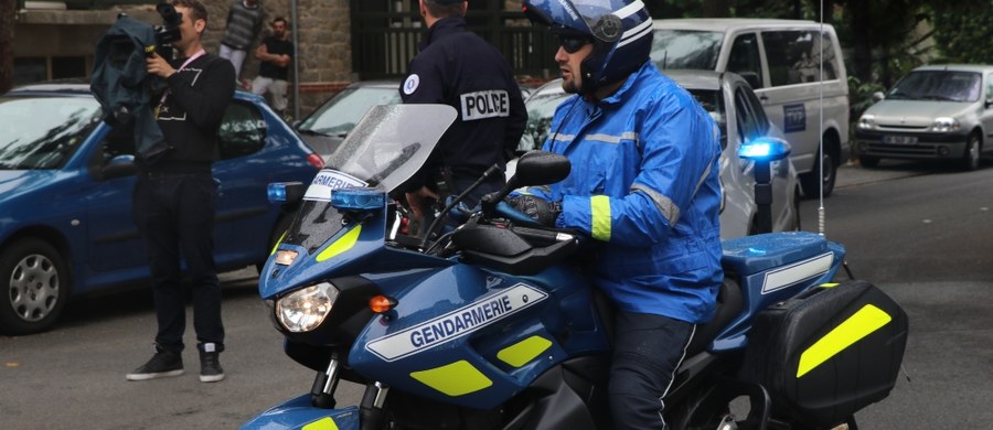 Uzbrojony w nóż mężczyzna zaatakował na stacji metra w Paryżu żołnierza, patrolującego ulice w ramach operacji "Sentinelle". Napastnika zatrzymano - poinformowała minister sił zbrojnych Francji Florence Parly. Nikt nie został ranny.