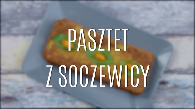 Wegetariański pasztet z soczewicy to całkowite zaprzeczenie mitów o tym, jak niesmaczna jest kuchnia wegetariańska. Soczysta marchewka, odrobina sycącej kaszy jaglanej, otręby, mnóstwo soczewicy i ciecierzycy w bulionie warzywnym - z paru składników zrobicie wyborny pasztet, który zachwyci was swoim smakiem, kruchością i fakturą. Przygotowanie go trwa dosłownie parę chwil! Zobaczcie, to dziecinnie proste!