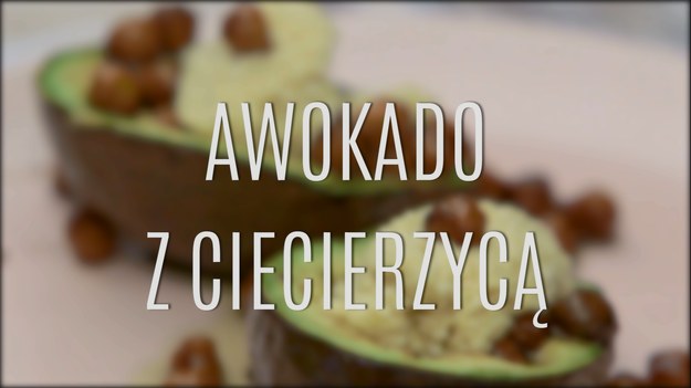 Przepis na awokado z ciecierzycą to bardzo prosty, ale efektowny sposób na przygotowanie wykwintnego posiłku! Połączenie dojrzałego awokado z pastą sezamową, a wszystko podane z sosem na bazie ciecierzycy - to przekąska, która nie tylko przepięknie wygląda, ale i doskonale smakuje, przede wszystkim zaś jest bardzo zdrowa! Przygotujecie ją dosłownie w parę chwil!