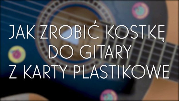 Każdy, kto gra na gitarze, wie, jak ważna jest kostka do gry. Trójkątny, o zaokrąglonych szczytach kawałek plastiku jest niezbędny! Niestety, klasyczne kostki do gitary, które można kupić w sklepach muzycznych, ze względu na swoje rozmiary, łatwo się gubią i zawieruszają. Kostkę do gitary można zrobić również samodzielnie w domu - jeśli macie starą plastikową kartę, możecie zrobić ją w parę chwil!