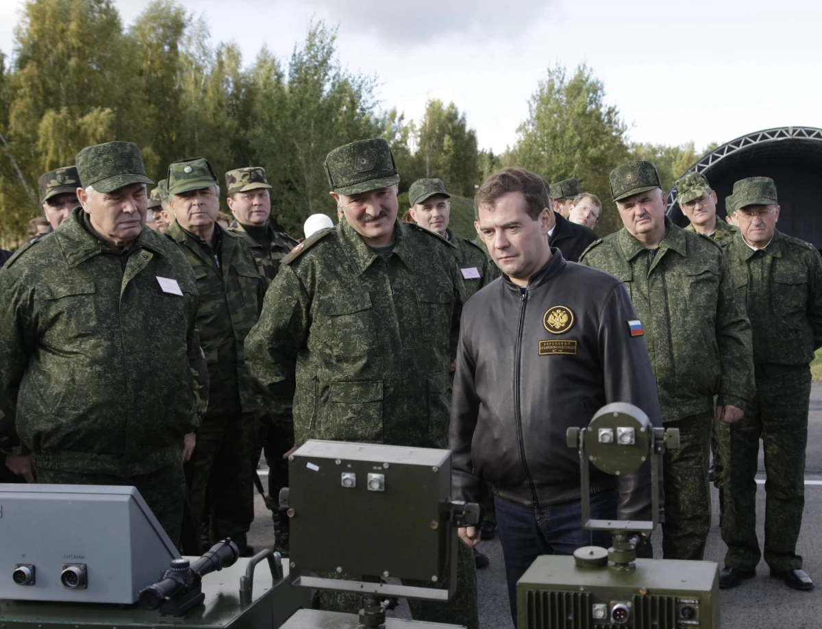 Nie przestają w polskich mediach pojawiać się podejrzenia, że Rosja z Białorusią przygotowują się do wojny i ćwiczą jej scenariusz podczas manewrów "Zapad 2017". Należy jednak obnażyć pewne gołosłownie stawiane tezy i podejrzenia. 