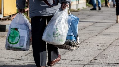 Koniec z darmowymi foliówkami w sklepach. Za torebkę zapłacimy nawet złotówkę