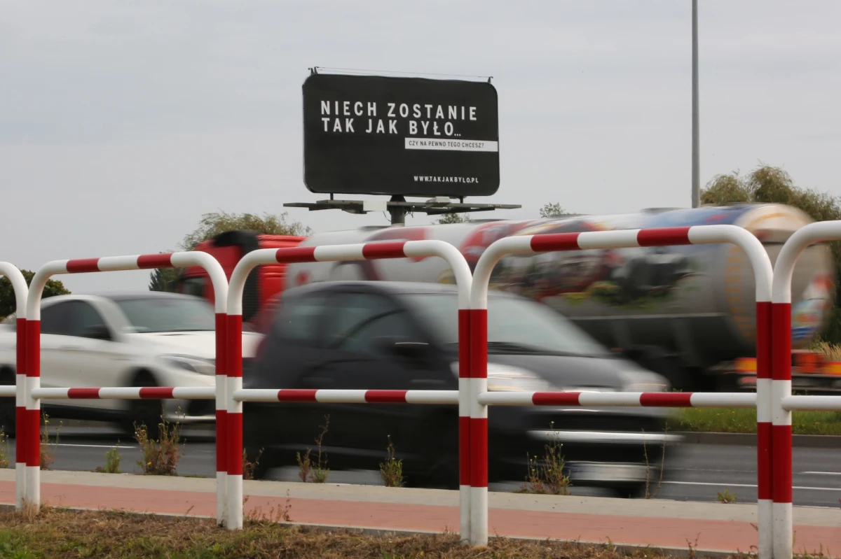 Zmarszczone czoła, skupiony wzrok i niemal sprinterskie tempo... Członkowie rządu z Beatą Szydło na czele w ekspresowym tempie opuszczali dziś Sejm, unikając jak ognia pytań dziennikarzy o Polską Fundację Narodową i jej kontrowersyjną kampanię dotyczącą patologii w sądach i reformy sądownictwa.